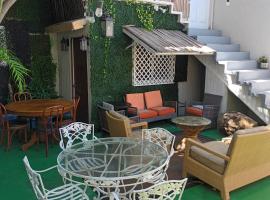 Trendy green Cabin, homestay in Tijuana