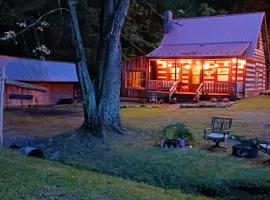 The Little Cabin on Huckleberry, cabaña o casa de campo en Rural Retreat