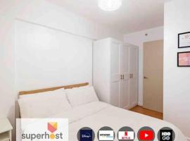 Bohemian Inspired 2 Bedroom Inspired Condo with Fast WIFI Near BGC、マニラのホテル