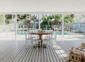 The Beach House, 25 Tomaree Road - fantastic house with pool, linen, hotel i Shoal Bay