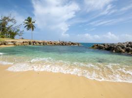 Jamaica Time Driftwood at Sea Palms 3BR 3BA Condo in Ocho Rios with Pool and Beach Front with Views ONLY 10 Mins from Ochi Intl Airport Direct flight from Miami、セント・メアリーのビーチ・ホテル