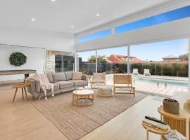 The Family Beachside Escape by Ready Set Stay - HOUSE, hotel i Rosebud