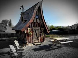 Adorable chalet, hotell med parkering i Pouligney