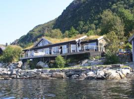 Småstranda Fjord Lodge, cabin in Åheim