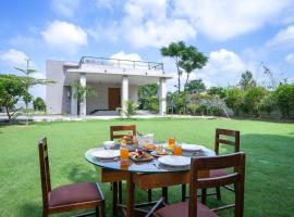 StayVista at Sukoon with Bonfire, holiday home in Lucknow