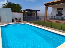 Chalet Hercules la barrosa, chalet i Chiclana de la Frontera