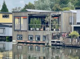 NOVA Houseboat DELUXE Free Bikes, cottage à Amsterdam