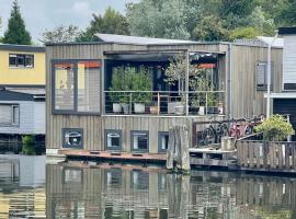 NOVA Houseboat DELUXE Free Bikes, hotel di Amsterdam