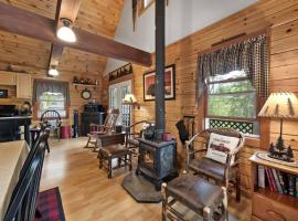 Rustic White Mountain Log Cabin Retreat!، فندق مع موقف سيارات في Rumney