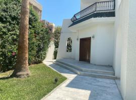 Villa de maitre magnifique, spacieuse avec jardin, hotel in La Marsa