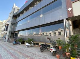 Hotel JB Residency !! Luxurious & Royal Balcony Rooms !! Large Rooms, hotel in Zirakpur