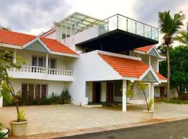 Royal Experiences Icon Beach House, ECR Sea Side Villa, hotel con piscina en Chennai