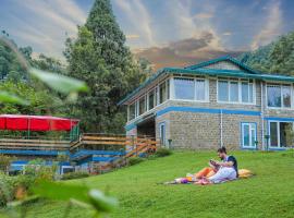 SaffronStays Kasauli Estate Royalty - 80-year-old 5BR heritage home with lawns, scenic views & BBQ in Kasauli hills, hotel en Kasauli