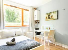 Spacious Room with Relaxing View, homestay in Dublin