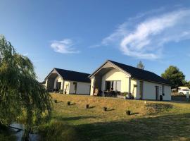 Domki Loft nad Stawem 4 dorosłych , 4 dzieci, golfový hotel v destinaci Małkowo