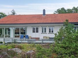 Cozy Home In Grimstad With House Sea View: Grimstad şehrinde bir kulübe