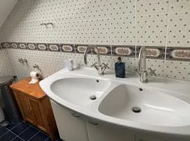 Gemütliches Zimmer mit großem Bad
