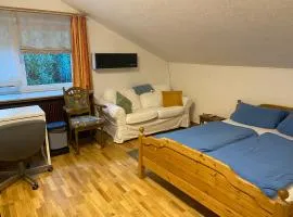 Gemütliches Zimmer mit großem Bad