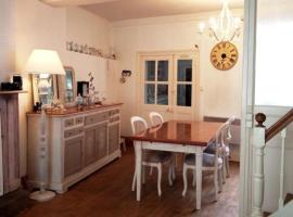 House at the foot of the castle of Fougeres, hotel barato en Fougères