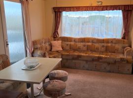 S422 Golden Palm 8 Berth Caravan, hotel in Chapel Saint Leonards