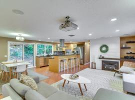 Lake Oswego Home with Covered Patio Near Portland!, hotell i Lake Oswego