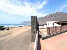 best beach house in Lanzarote, hotel in Famara