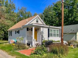 Yellow Door Cottage, villa en Meredith