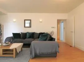 2 bed spacious apartment in Cardiff CC