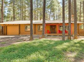 Pinetop Family Home 11 Miles to Rainbow Lake!, hotel di Indian Pine