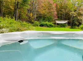 Cozy and Charming Cottage with Jacuzzi and Fire Pit!, hotel cerca de Centro Artístico Bethel Woods, Livingston Manor