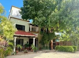 El Roble Hotel