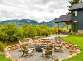 Modern Turnerville Cabin with Hot Tub and Scenic Views, hôtel à Thayne