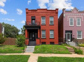 Chic 4-Bed Home near Attractions - JZ Vacation Rentals, chata v destinácii Soulard