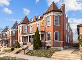 Exquisitely Designed Townhome - JZ Vacation Rentals, hotell i Saint Louis