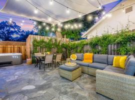 Modern Cottage, Hot Tub, Bistro Patio, Putting Green, Walk to All!: Thousand Oaks şehrinde bir kiralık tatil yeri