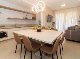 139C - lindo apartamento a 50m da praia de Canto Grande, hotel in Bombas