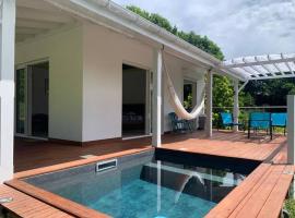 Bungalow l'amandier avec piscine, villa in Terre-de-Haut