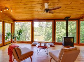 Blue Ridge Cabin with Hot Tub and Private Lake!, huvila kohteessa Morganton