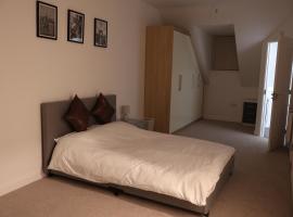 Modern house in City Centre with private parking and gated property, hotel in Birmingham