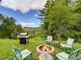 North Carolina Retreat with Deck, Fire Pit and Grill!, hotel med parkering i Spruce Pine
