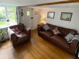 Honey Cottage, hotel with parking in Friston