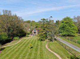 Twisly North Lodge, holiday rental in Catsfield