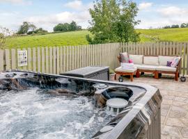 Alton Hall Cottage, hotel with jacuzzis in Ashover