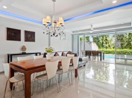 The Fairways Villas - 5 bedrooms & bathroom for up to 14 guests 7kms to Patong, hotel v destinaci Kathu
