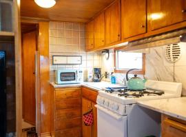 Vintage Trailer - Cute Spot for Budget Travelers, camping din Anchorage