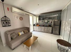 Private Cozy House in Pakuwon, hotell i Surabaya