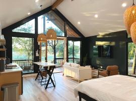 Relaxing Modern stay on a Ranch, hotel v destinaci Cedar Creek