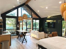Relaxing Modern stay on a Ranch, hotel na may parking sa Cedar Creek