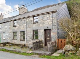 Valley Cottage, hotel with parking in Penmachno