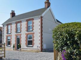 Hawthorns In Gower, holiday home in Knelston